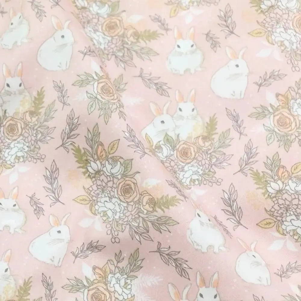 Tissu lapin de Pâques rose et bleu au mètre de Longan Craft France, 100 % coton, idéal pour vos projets DIY de saison tels que décorations ou créations textiles printanières.