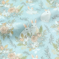 Le Tissu lapin de Pâques rose et bleu au mètre de Longan Craft France est un tissu 100 % coton, orné de lapins blancs et fleurs pastel, idéal pour les projets DIY du printemps ou de Pâques.