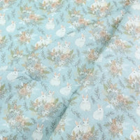 Tissu lapin de Pâques rose et bleu au mètre par Longan Craft France, 100% coton, avec motifs de lapins blancs, roses beiges et branches vertes, parfait pour vos projets DIY de saison.