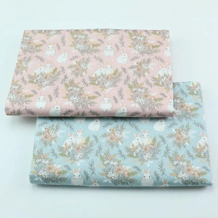 Découvrez le tissu lapin de Pâques rose et bleu au mètre Longan Craft France, 100 % coton, motifs lapins et fleurs, parfait pour vos créations DIY printanières ou projets de Pâques.