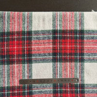 Un morceau de Tissu flanelle épaisse brossée un côté à carreaux de Longan Craft France (polyester-coton, plaid rouge/vert/blanc) est présenté avec une règle métallique en centimètres en bas pour l'échelle.