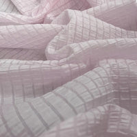 Gros plan sur le jacquard Tissu lyocell à carreaux au mètre de Longan Craft France, montrant sa brillance douce et son quadrillage texturé. Ce textile multicolore et respirant est idéal pour les vêtements.