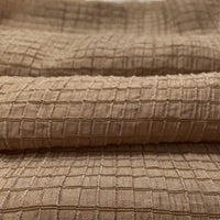 Gros plan sur le tissu lyocell jacquard à carreaux au mètre de Longan Craft France, un textile multicolore respirant à motif quadrillé, montrant sa texture et ses détails dans les plis - idéal pour créer des vêtements élégants.