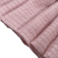 Gros plan sur le tissu lyocell jacquard à carreaux au mètre de Longan Craft France : rose pâle, respirant, avec un quadrillage de fines lignes beiges. Le textile multicolore présente une surface texturée et des plis doux et réguliers, idéaux pour les projets de vêtements.