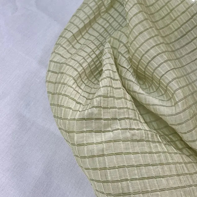 Découvrez le tissu lyocell jacquard à carreaux de Longan Craft France : une matière lyocell multicolore légère et respirante, parfaite pour des vêtements élégants et aérés. Disponible au mètre pour vos créations uniques.