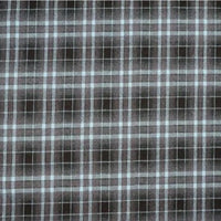 Un gros plan de Tissu flanelle mammouth à carreaux vintage Longan Craft France, avec lignes noires, grises et bleu clair formant un quadrillage-parfait pour des chemises cozy et stylées en flanelle polyester-rayonne confortable.