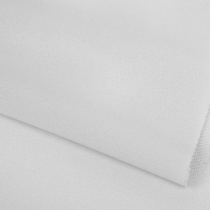 Gros plan sur l'éponge française uni au mètre de Longan Craft France, un tissu doux en polyester soigneusement plié pour mettre en valeur sa texture lisse, idéale pour confectionner des vêtements d'hiver chauds.