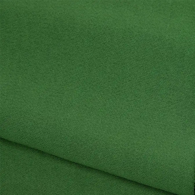 Gros plan sur le pliage du tissu éponge français uni au mètre de Longan Craft France, fabriqué à partir de polyester doux. Le tissu lisse et uni a une texture fine, idéale pour les vêtements d'hiver sans motifs ou dessins visibles.