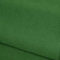 Gros plan sur le pliage du tissu éponge français uni au mètre de Longan Craft France, fabriqué à partir de polyester doux. Le tissu lisse et uni a une texture fine, idéale pour les vêtements d'hiver sans motifs ou dessins visibles.