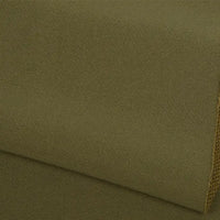 Gros plan sur l'uni au mètre en tissu éponge vert olive de Longan Craft France, qui se caractérise par une surface texturée et tissée et un matériau doux en polyester, idéal pour les vêtements chauds d'hiver. Les couches pliées et le bord du tissu sont visibles.