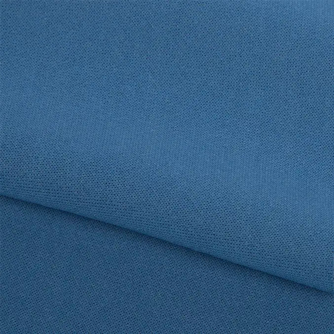 Gros plan sur deux pièces superposées du tissu French terry uni au mètre de Longan Craft France, dont la texture fine et régulière en polyester doux est idéale pour les vêtements d'hiver.