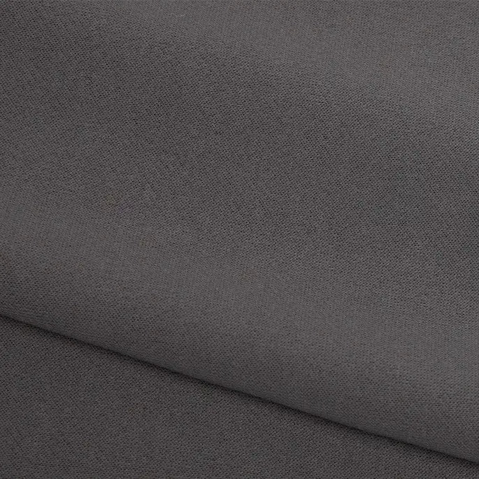 Gros plan sur le pliage du tissu éponge français uni au mètre de Longan Craft France, dont la surface en polyester gris foncé est légèrement texturée et dont les lignes se chevauchent proprement - un tissu doux idéal pour les vêtements d'hiver.