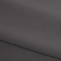 Gros plan sur le pliage du tissu éponge français uni au mètre de Longan Craft France, dont la surface en polyester gris foncé est légèrement texturée et dont les lignes se chevauchent proprement - un tissu doux idéal pour les vêtements d'hiver.