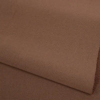 Gros plan sur le tissu éponge marron uni au mètre de Longan Craft France, fabriqué à partir de polyester et idéal pour les vêtements d'hiver doux, mettant en évidence son tissage et sa texture.
