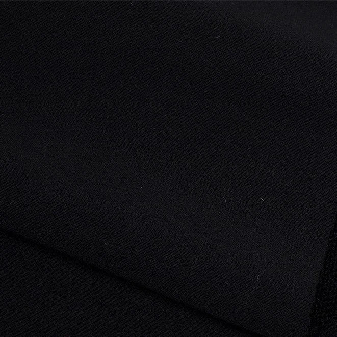 Un gros plan du tissu French terry uni au mètre de Longan Craft France montre son tissage en polyester texturé et sa surface douce, idéale pour les vêtements d'hiver.