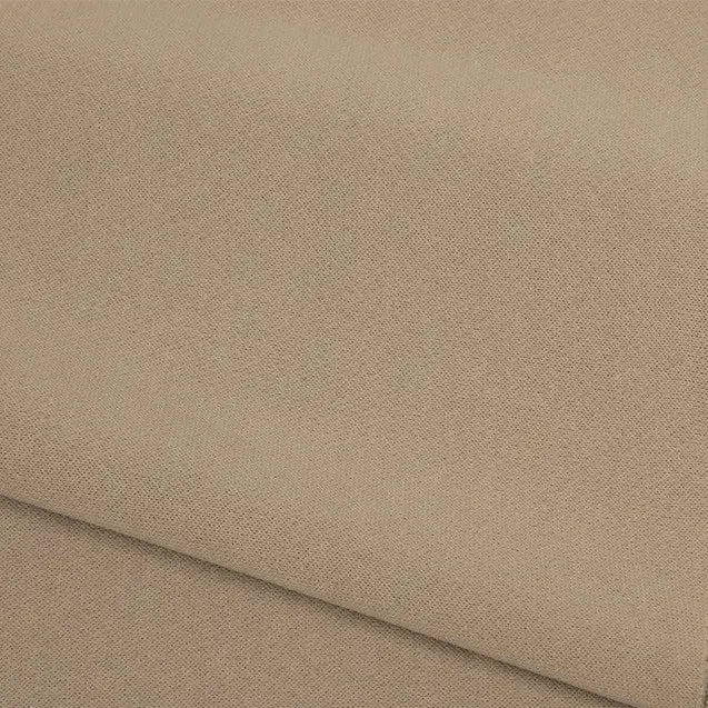 Gros plan sur un tissu éponge beige plié de Longan Craft France, à la texture lisse et régulière et au tissage fin. Idéal pour les vêtements d'hiver douillets. Tissu French terry uni au mètre, polyester, doux et parfait pour vêtements d'hiver.