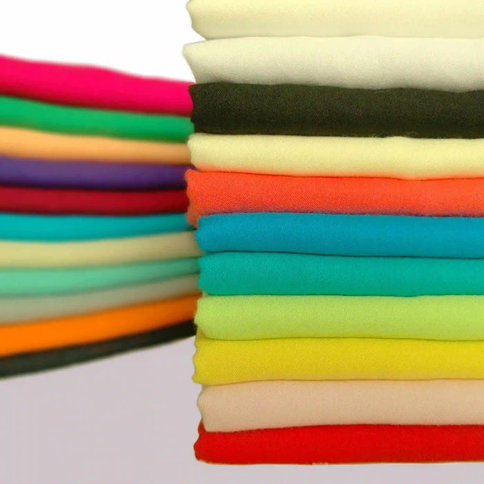 Deux piles de tissu jersey viscose uni au mètre Longan Craft France, 100 % rayonne viscose, dans des couleurs vives et pastel, parfait pour coudre des robes et créations vêtements.