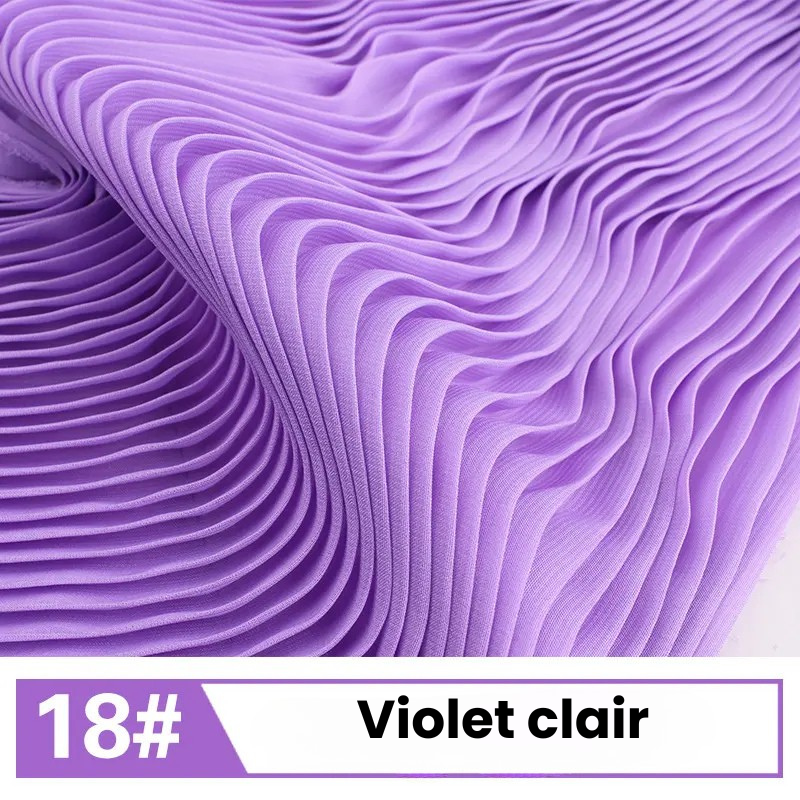 Un gros plan d'un tissu plissé violet clair est présenté. Le texte "18# Violet clair" apparaît sur un fond blanc et violet, mettant en valeur la mousseline plissée unie au mètre de Longan Craft France, idéale pour robes et blouses élégantes.