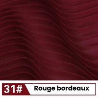 Gros plan sur un tissu plissé rouge foncé, étiqueté "31# Rouge bordeaux" en blanc et rouge - la Mousseline plissée unie au mètre de Longan Craft France : un tissu léger et fluide idéal pour les robes et les chemisiers élégants.
