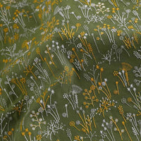 Longan Craft France présente le Tissu brodé de motifs végétaux au mètre : une étoffe verte ornée de fleurs et plantes jaunes et blanches, à surface texturée, parfaite pour vêtements, accessoires ou décoration d'inspiration nature.