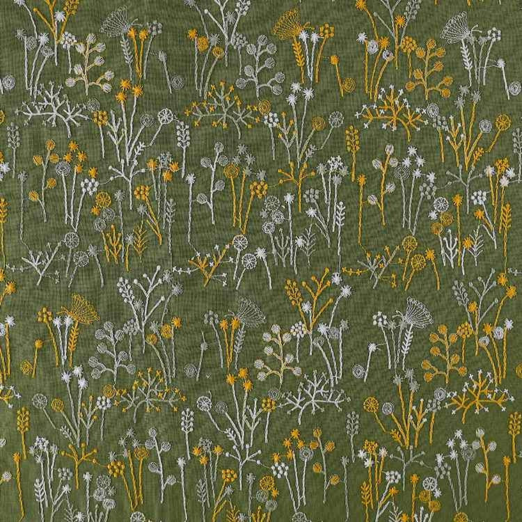 Le tissu brodé de motifs végétaux au mètre par Longan Craft France présente des fleurs sauvages blanches et jaunes, idéal pour vêtements, accessoires ou décoration.