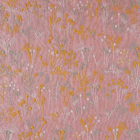 Le tissu brodé de motifs végétaux au mètre Longan Craft France, avec fleurs et plantes jaunes, blanches et grises sur fond rose poudré, est idéal pour vêtements, accessoires ou décoration.