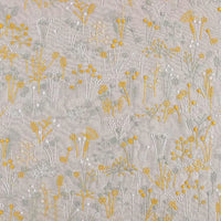 Le "Tissu brodé de motifs végétaux au mètre" de Longan Craft France est un tissu beige orné de fleurs sauvages jaunes et blanches et de tiges vertes, parfait pour les vêtements, les accessoires ou la décoration.