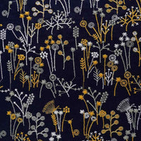 Le tissu brodé de motifs végétaux au mètre de Longan Craft France présente un fond bleu marine décoré de fleurs blanches et jaunes, idéal pour vêtements, accessoires ou décoration.
