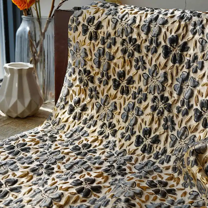 Tissu brocart doré à motifs floraux embossés au mètre