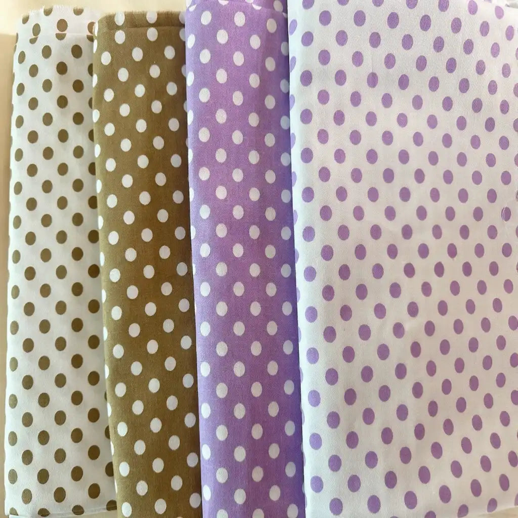 Cinq pièces de Longan Craft France tissu patchwork en coton imprimé pois sont présentées en ligne : crème, marron clair, marron, violet clair et blanc avec des points violets. Ce textile est idéal pour les vêtements confortables et les projets de patchwork.