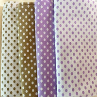 Cinq pièces de Longan Craft France tissu patchwork en coton imprimé pois sont présentées en ligne : crème, marron clair, marron, violet clair et blanc avec des points violets. Ce textile est idéal pour les vêtements confortables et les projets de patchwork.