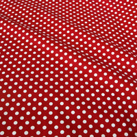 Tissu patchwork en coton imprimé pois multicolores de Longan Craft France, confortable et vendu au mètre. Idéal pour le quilting, le patchwork ou la confection de vêtements grâce à son sergé doux et ses motifs à pois colorés.