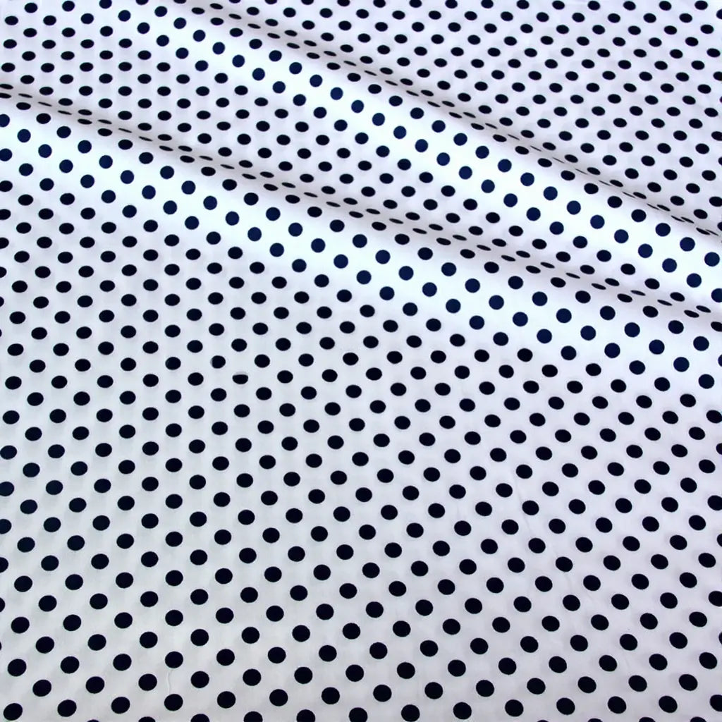 Tissu patchwork en coton imprimé pois multicolores de Longan Craft France, présenté avec des plis doux en diagonale. Ce tissu sergé au motif régulier est confortable, léger et idéal pour le quilting ou la confection de vêtements.