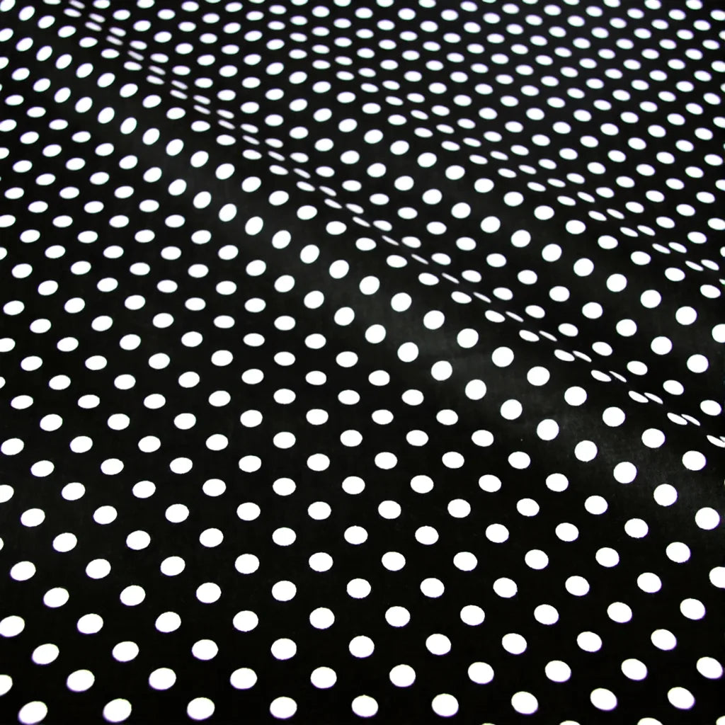 Le Tissu patchwork en coton imprimé pois au mètre de Longan Craft France présente des pois multicolores régulièrement espacés sur du coton, avec un pliage en diagonale - parfait comme textile confortable pour des projets de quilting ou de vêtements.