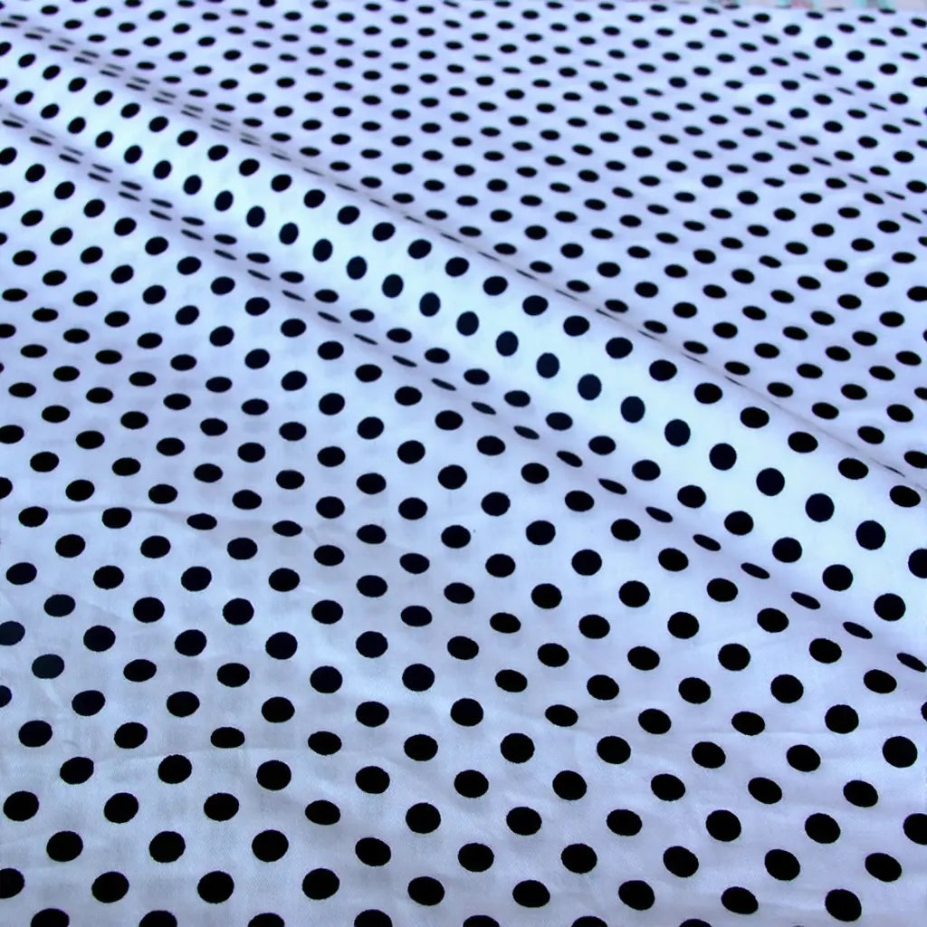 Découvrez le Tissu patchwork en coton imprimé pois multicolores de Longan Craft France : un tissu sergé confortable au mètre, idéal pour vos projets de vêtements ou de quilting.