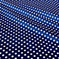 Gros plan sur le patchwork Tissu en coton imprimé pois au mètre de Longan Craft France, montrant des pois multicolores sur du coton sergé doux avec des plis et des ombres légères - idéal pour des vêtements confortables ou des projets textiles.