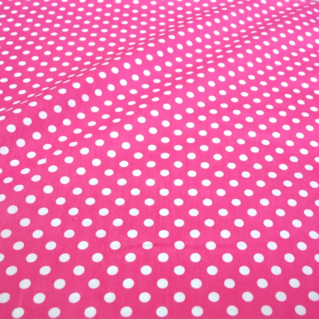 Découvrez le Tissu patchwork en coton imprimé pois au mètre de Longan Craft France : un tissu sergé en coton confortable, orné de pois multicolores sur fond rose vif, légèrement froissé pour un effet élégant. Parfait pour vêtements et patchwork.