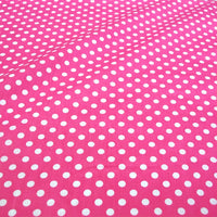 Découvrez le Tissu patchwork en coton imprimé pois au mètre de Longan Craft France : un tissu sergé en coton confortable, orné de pois multicolores sur fond rose vif, légèrement froissé pour un effet élégant. Parfait pour vêtements et patchwork.
