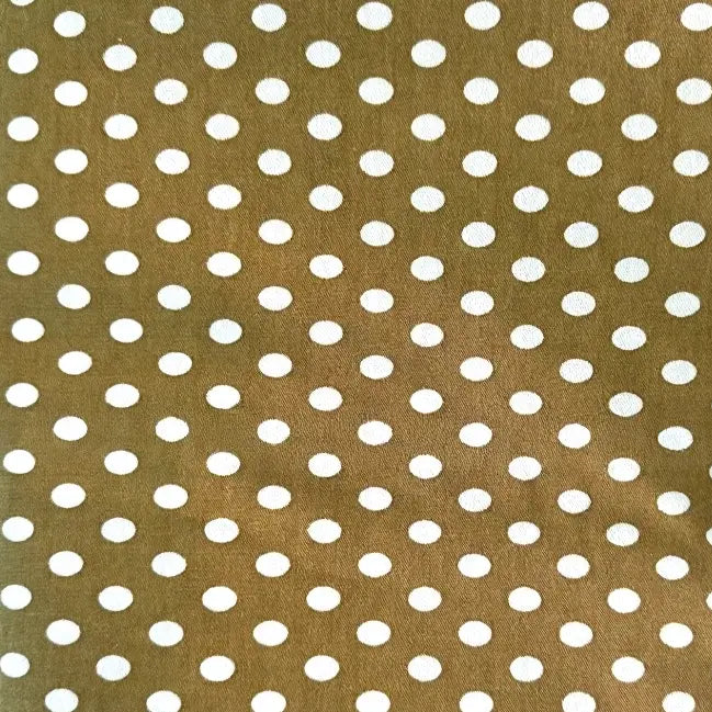 Le tissu patchwork en coton imprimé pois multicolores de Longan Craft France présente des pois uniformes sur fond clair, idéal pour le quilting et les vêtements. Disponible au mètre, ce tissu sergé confortable offre une disposition régulière des motifs.