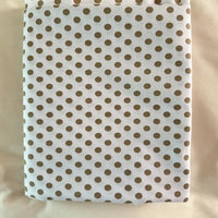 Tissu patchwork en coton blanc plié de Longan Craft France, à pois multicolores, présenté sur une surface crème claire. Idéal pour l'habillement, ce coton imprimé confortable au mètre est parfait pour les projets créatifs.