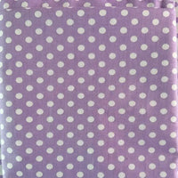 Gros plan sur le Tissu patchwork en coton imprimé pois au mètre de Longan Craft France, montrant un fond violet clair avec des points blancs régulièrement espacés - tissu idéal pour le quilting et les vêtements, légèrement plié sur le bord supérieur.