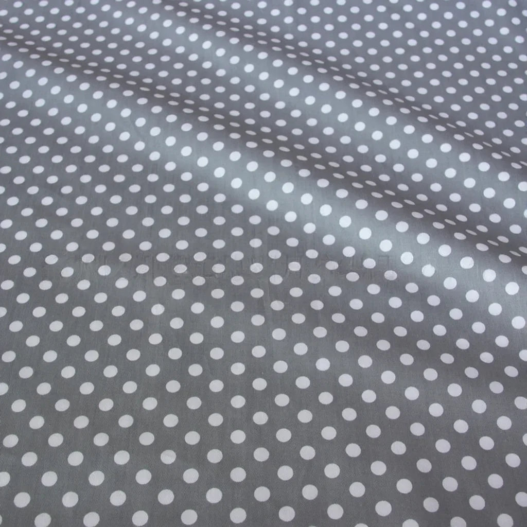 Le Tissu patchwork en coton imprimé pois au mètre de Longan Craft France est un tissu sergé confortable à pois multicolores, idéal pour le patchwork et la confection de vêtements créatifs.