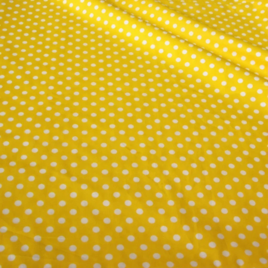 Le Tissu patchwork en coton imprimé pois au mètre de Longan Craft France est un tissu de coton confortable à pois multicolores, idéal pour les projets de quilting, de patchwork ou de vêtements.