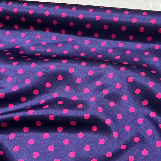 Longan Craft France présente son tissu en soie extensible à pois au mètre : soie imprimée 19 mommes avec élasthanne, fond violet foncé et pois rose vif, au toucher lisse et élégant, parfait pour des vêtements d'inspiration vintage.