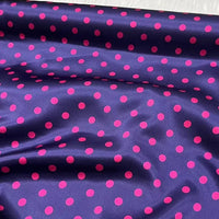 Longan Craft France présente son tissu en soie extensible à pois au mètre : soie imprimée 19 mommes avec élasthanne, fond violet foncé et pois rose vif, au toucher lisse et élégant, parfait pour des vêtements d'inspiration vintage.