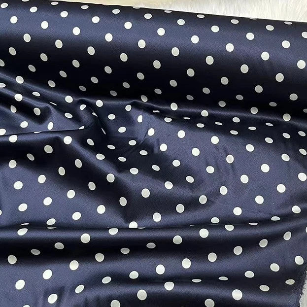 Tissu en soie extensible à pois bleu marine foncé, 19 mommes avec élasthanne, surface lisse et brillante, imprimé vintage de Longan Craft France. Idéal pour vêtements élégants recherchant douceur et style rétro au mètre.