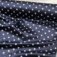 Tissu en soie extensible à pois bleu marine foncé, 19 mommes avec élasthanne, surface lisse et brillante, imprimé vintage de Longan Craft France. Idéal pour vêtements élégants recherchant douceur et style rétro au mètre.