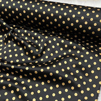 Le tissu en soie extensible à pois au mètre de Longan Craft France est un tissu en soie noir, d'inspiration vintage, imprimé par 19 mamans, avec des points dorés, une légère brillance, des plis visibles et une extensibilité accrue. Il est parfait pour les projets d'habillement.
