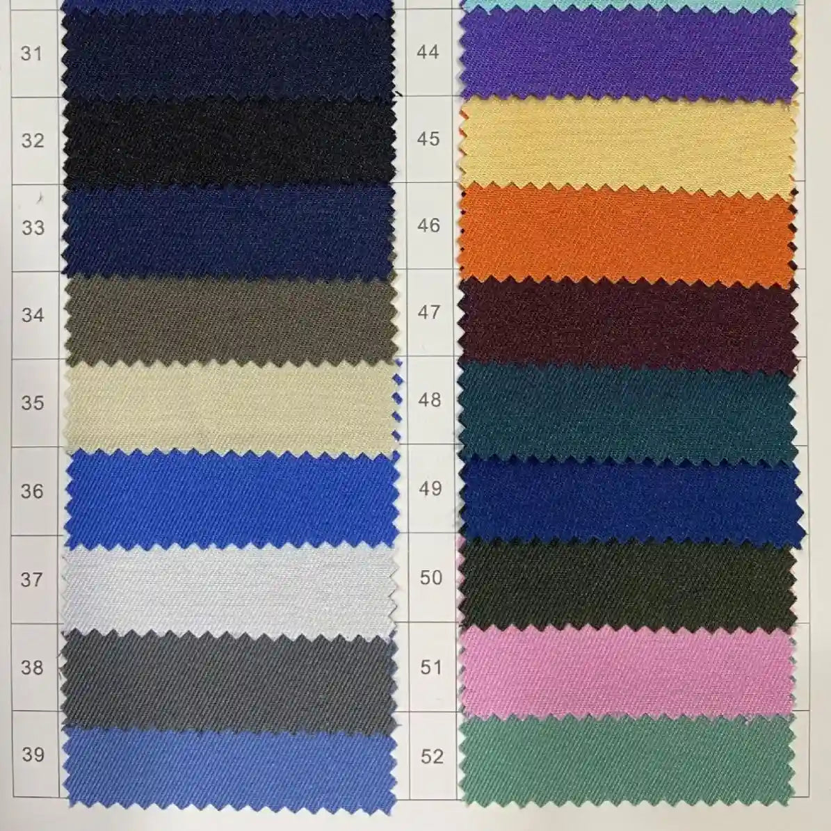 Les échantillons de Tissu gabardine 100% polyester de Longan Craft France, numérotés de 31 à 52, sont présentés dans des couleurs vives avec des bords en zigzag - idéal pour les vestes élégantes, les costumes ou les uniformes. Matière sergé uni de haute qualité vendue au mètre.