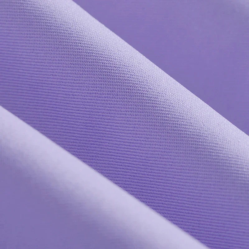 Gros plan sur le Tissu gabardine 100 % polyester au mètre de Longan Craft France, dont le tissage sergé et la texture sont d'une grande finesse - un tissu de qualité idéale pour créer des vestes élégantes.